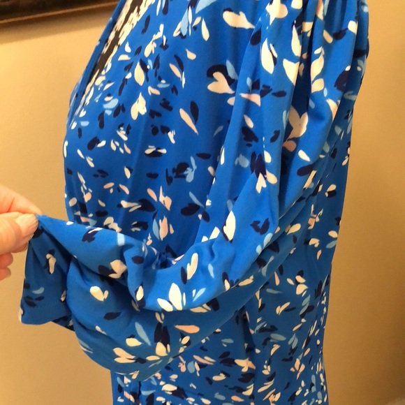 Vince Camuto off v-neck, pretty scrunched shirt sleeves fit & flare dress - Picture 4 of 15